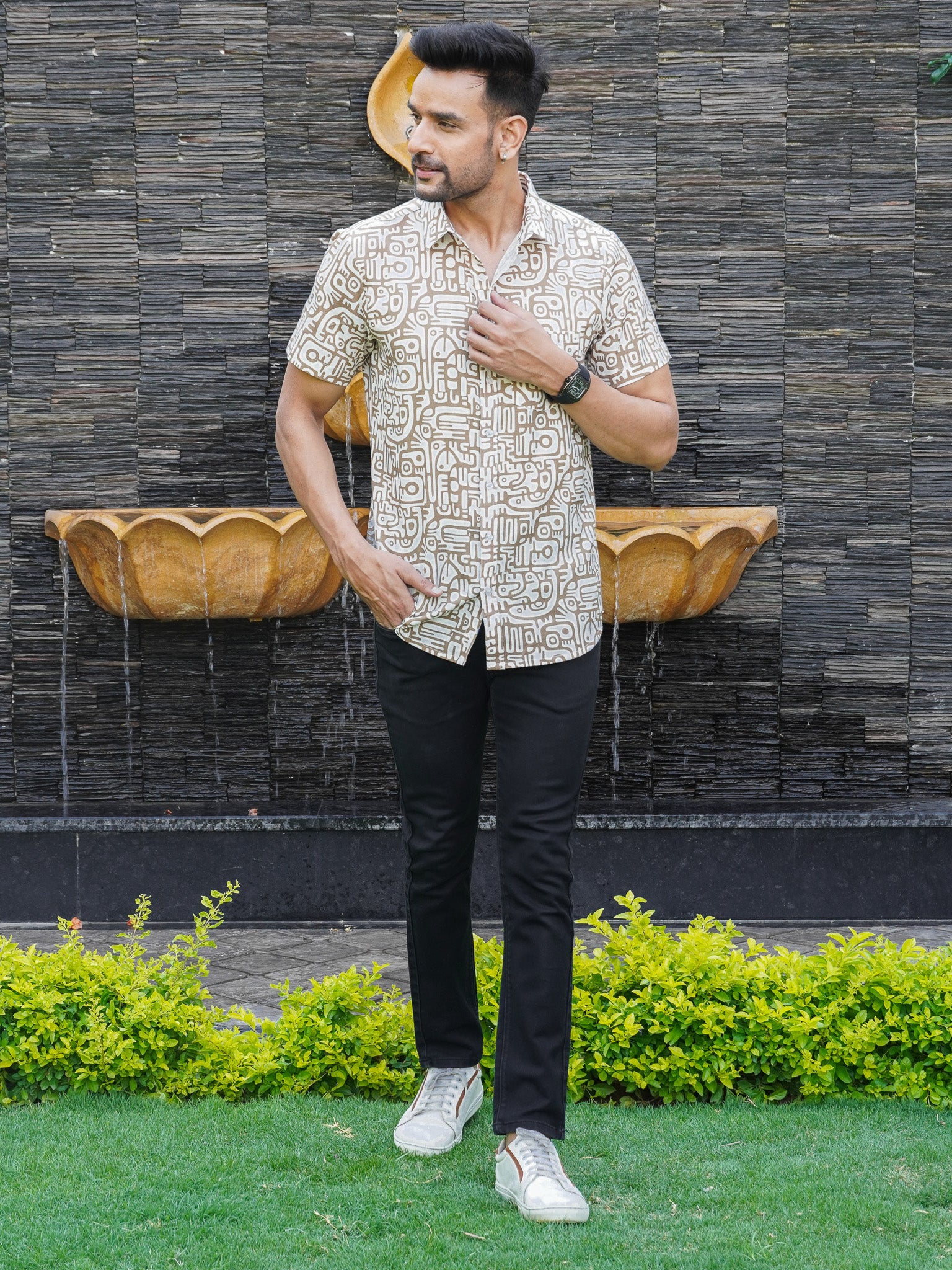 Regular collar detail on men’s beige tribal print shirt
