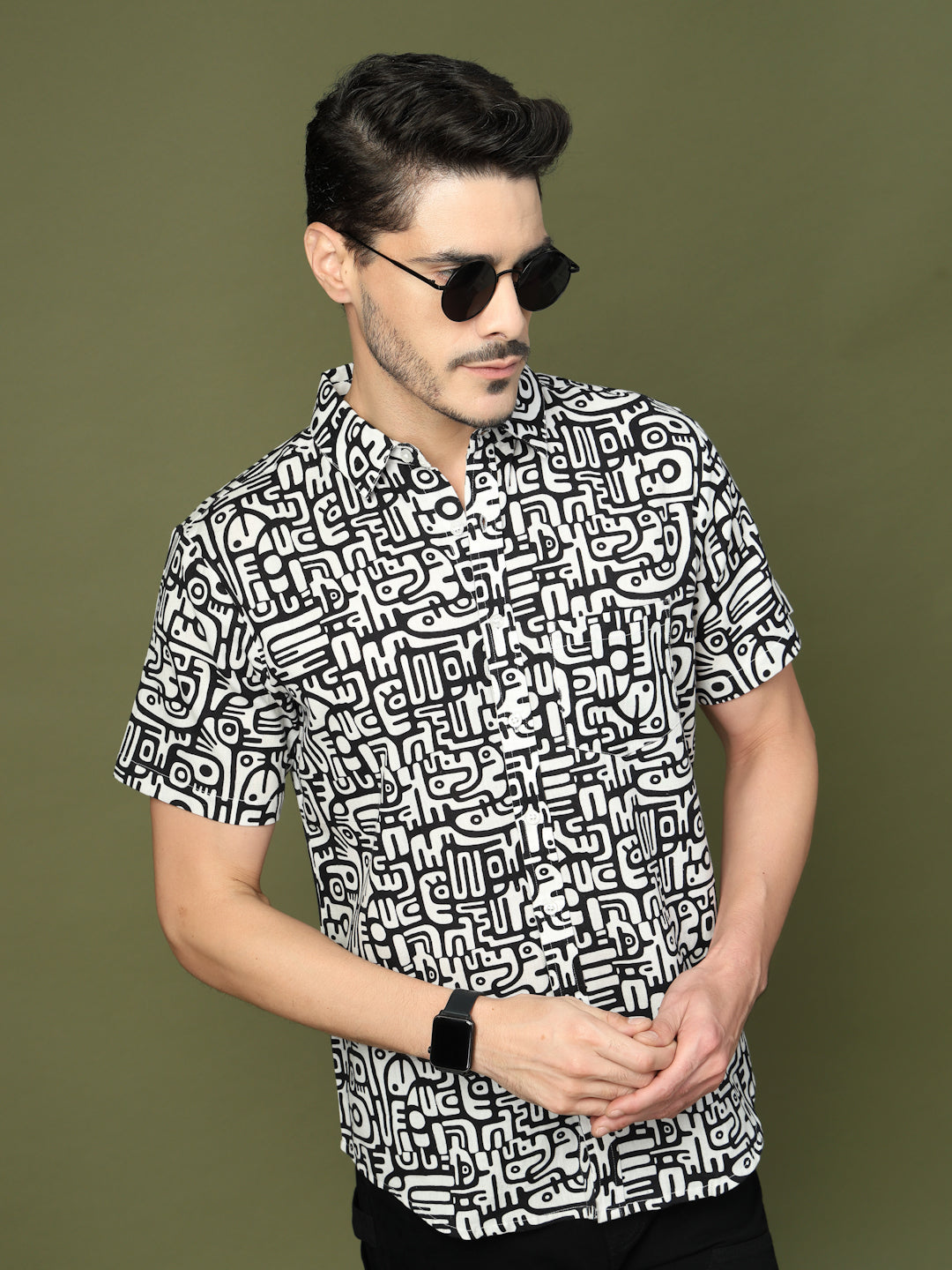 Classic regular collar with abstract typography print