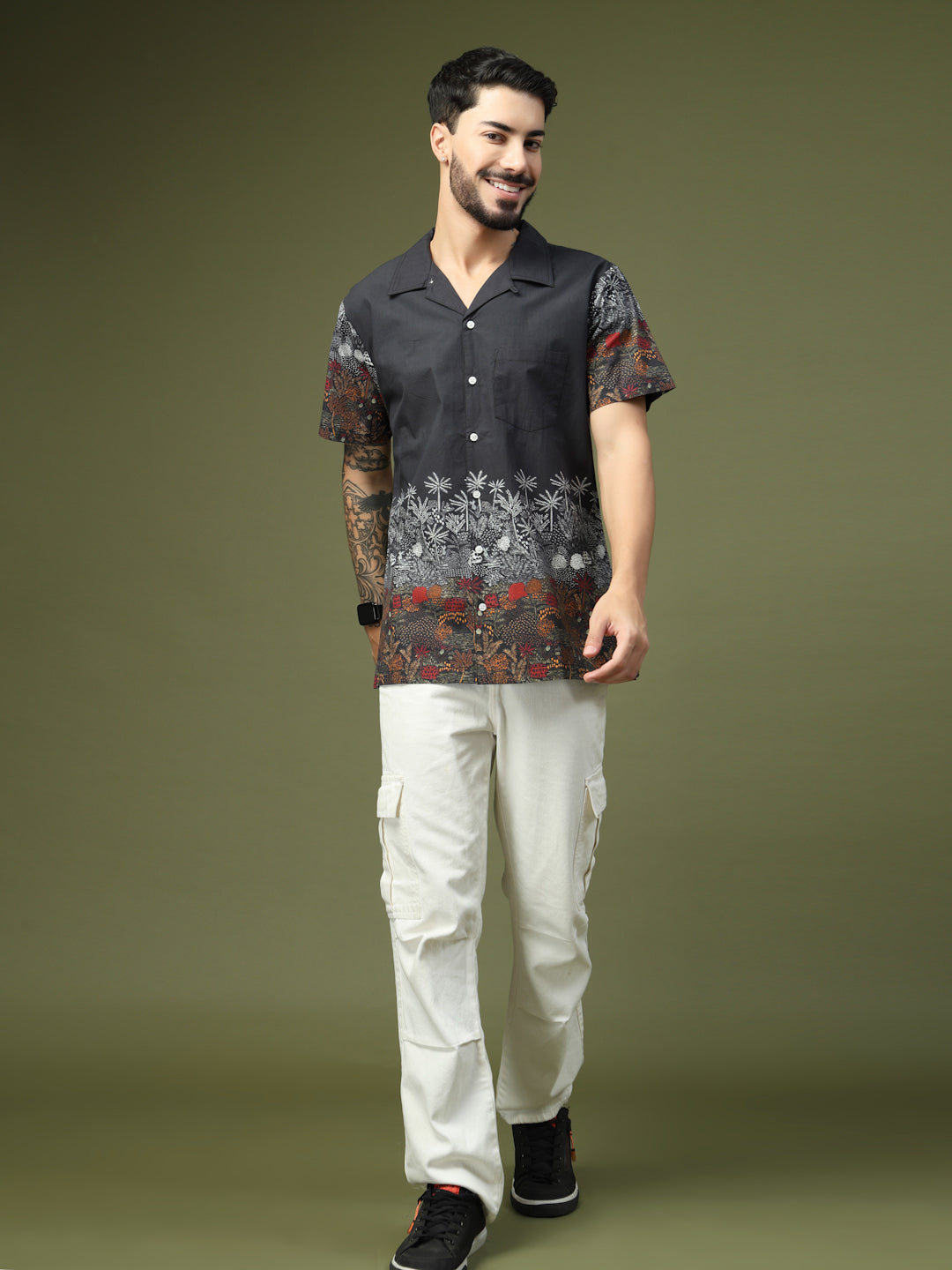 Regular collar detail on men’s black tropical printed shirt