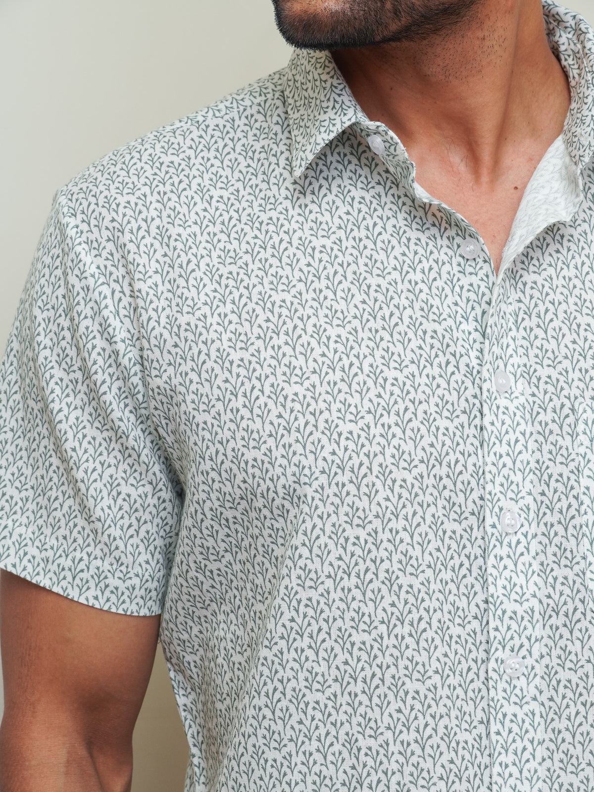 Classic regular collar with blue floral print