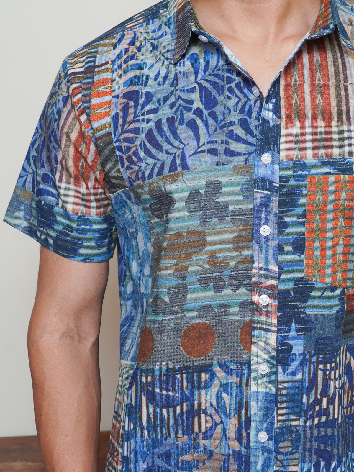 Regular pointed collar with blue abstract geometric print