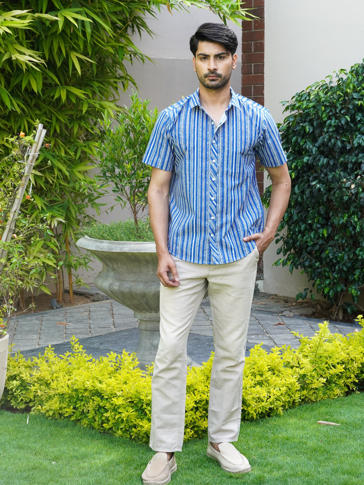Regular collar detail on men’s blue abstract printed shirt