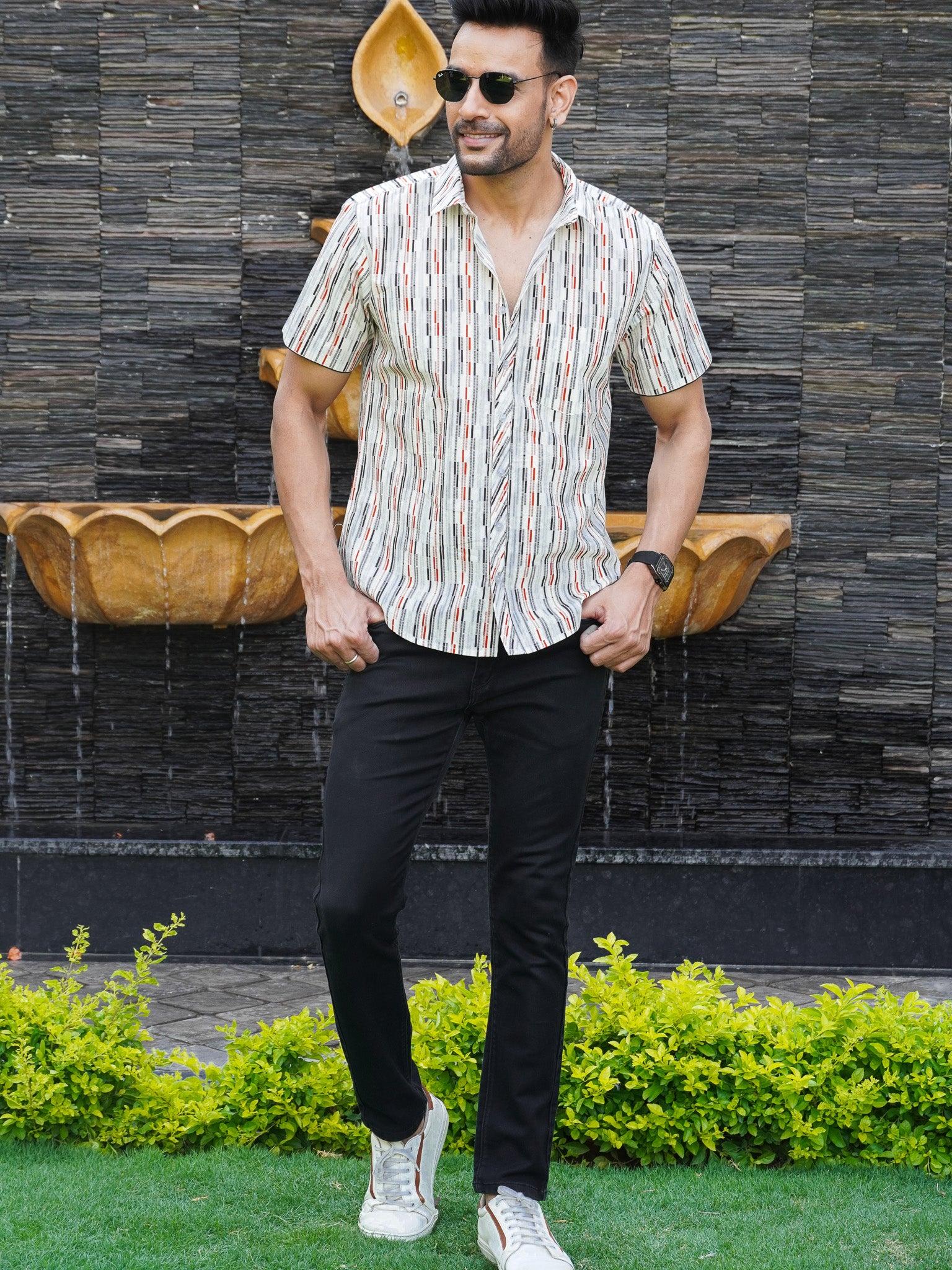 Regular collar detail on men’s multicolour checked printed shirt