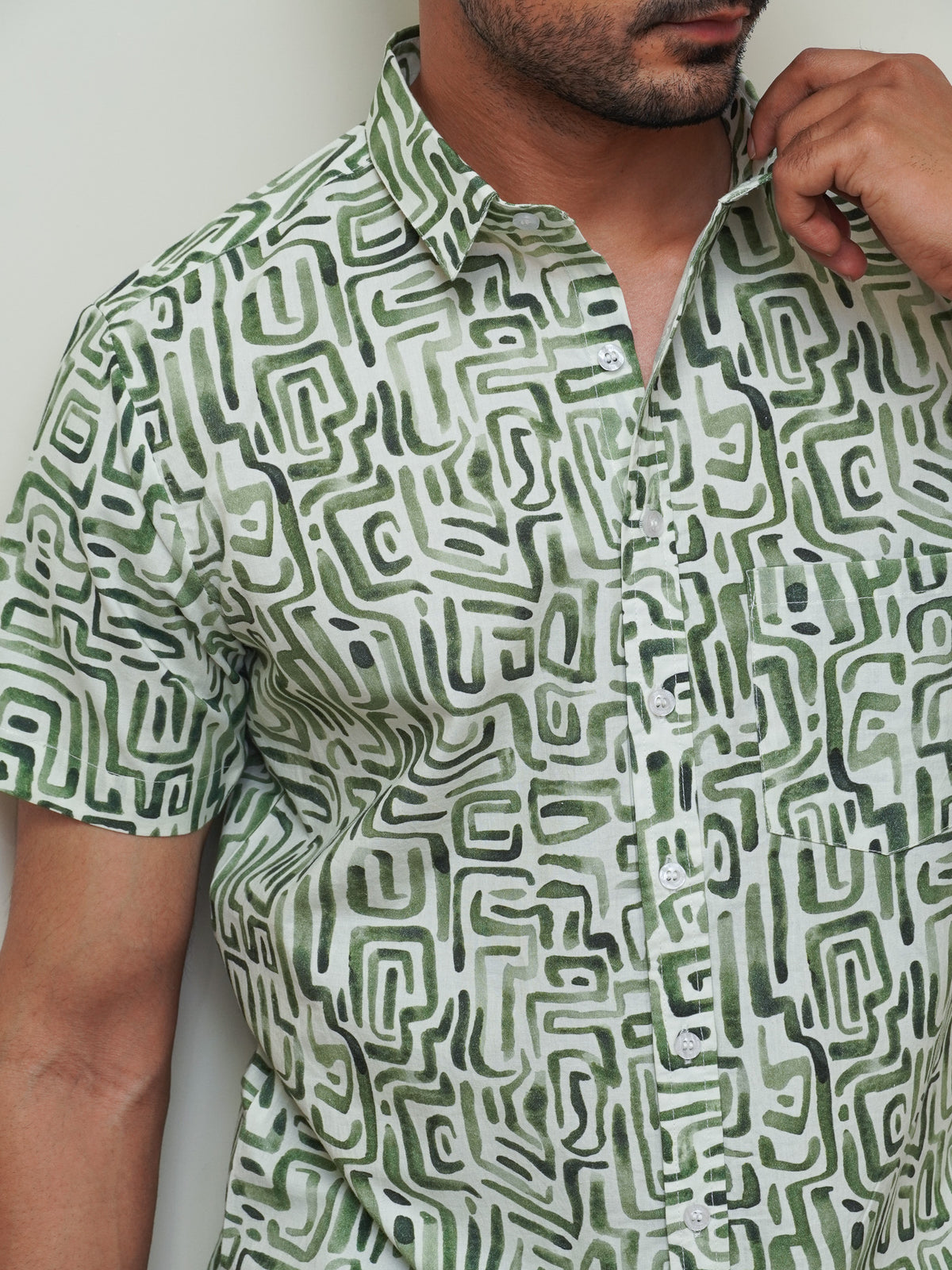 Regular pointed collar with green abstract maze print