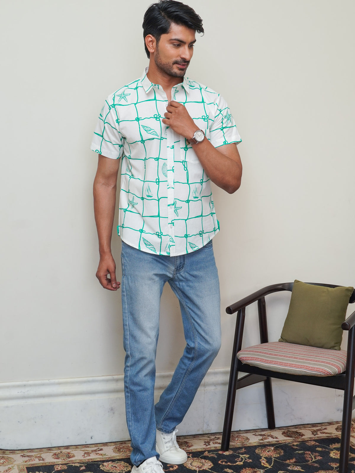 Classic regular collar with green abstract print