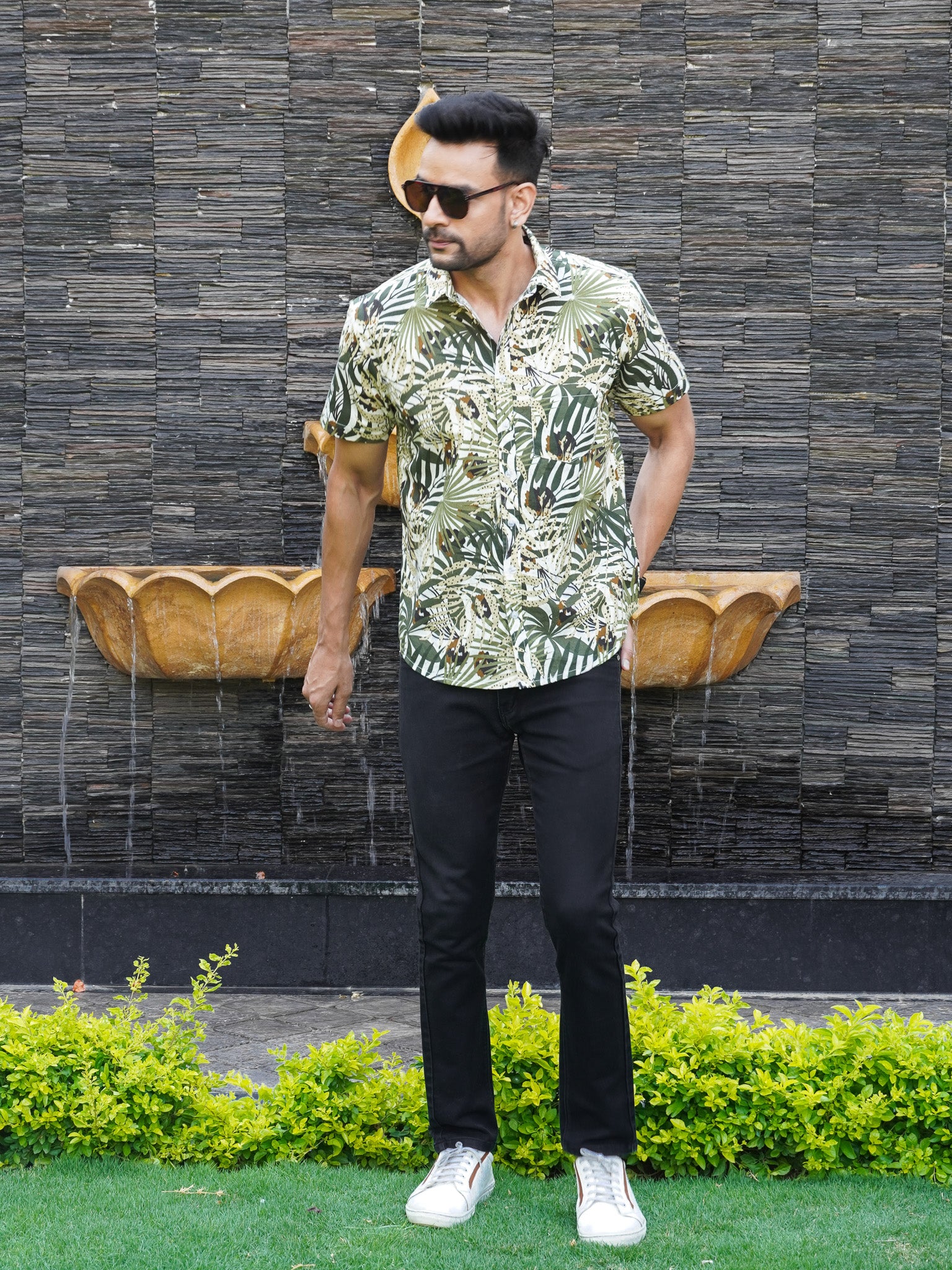 Regular collar detail on men’s green tropical leaf printed shirt