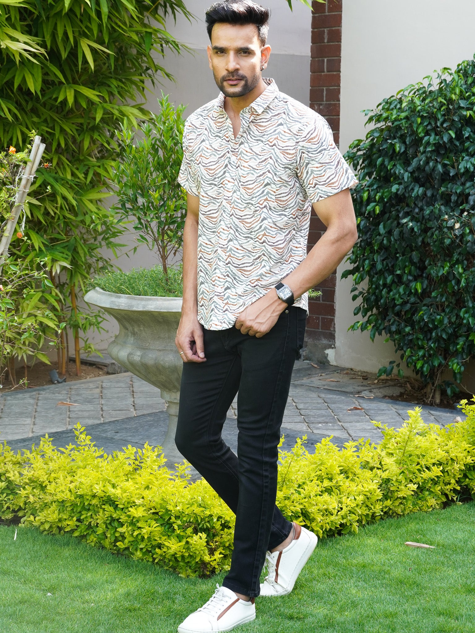 Model wearing men’s multicolour textured wave print half sleeve shirt