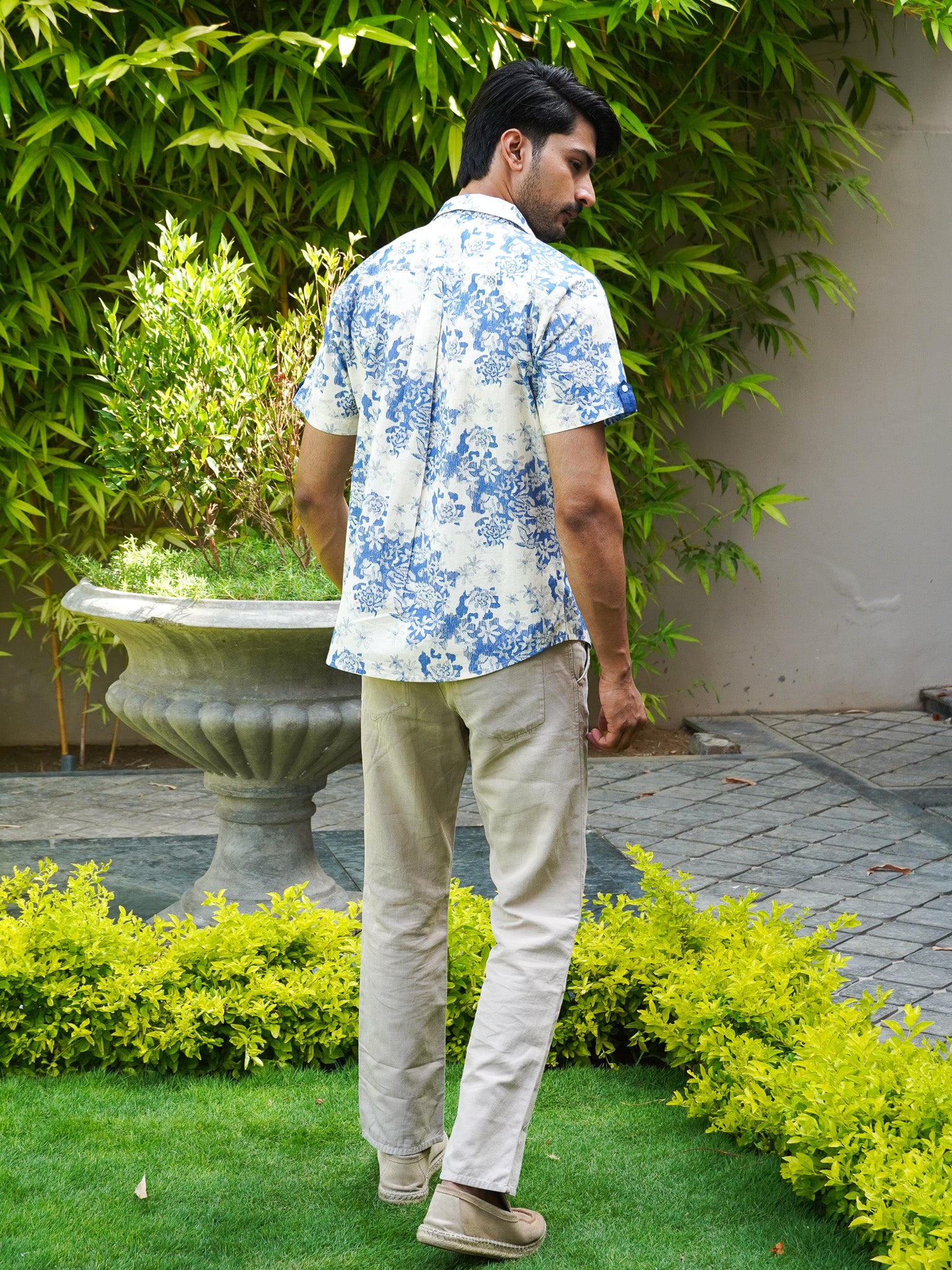 Back view of men’s white and blue botanical print regular fit shirt