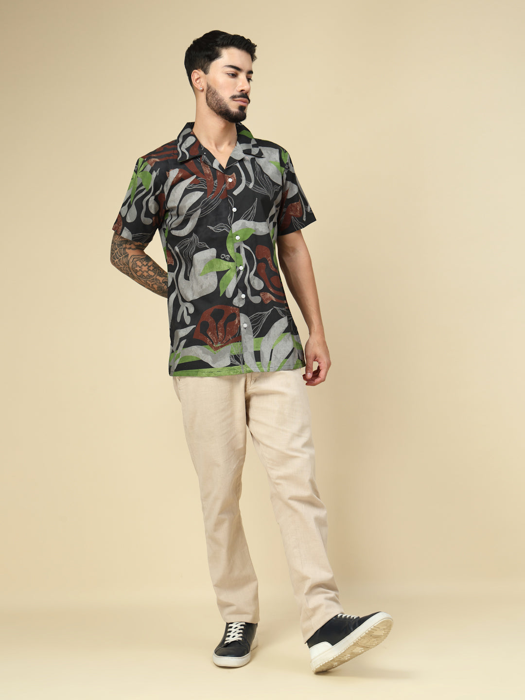Relaxed collar detail on men’s black botanical printed shirt