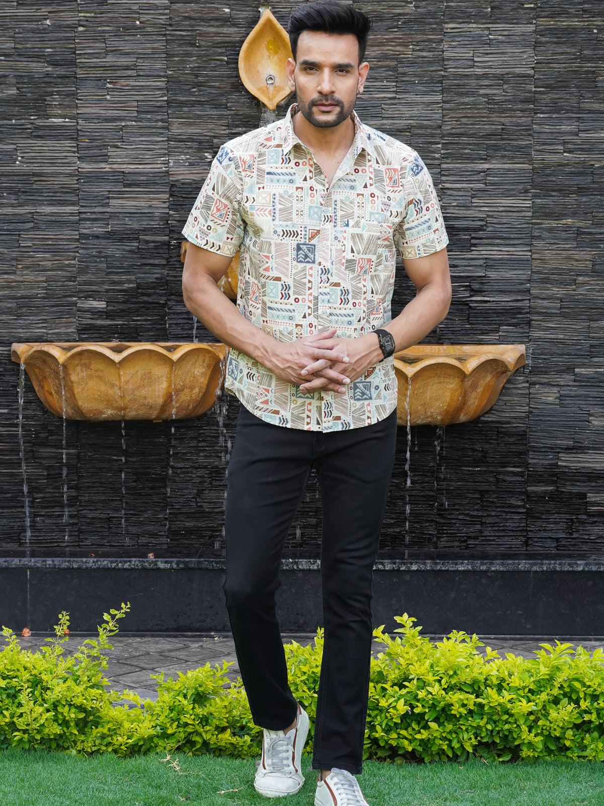 Regular collar with multicolor geometric print