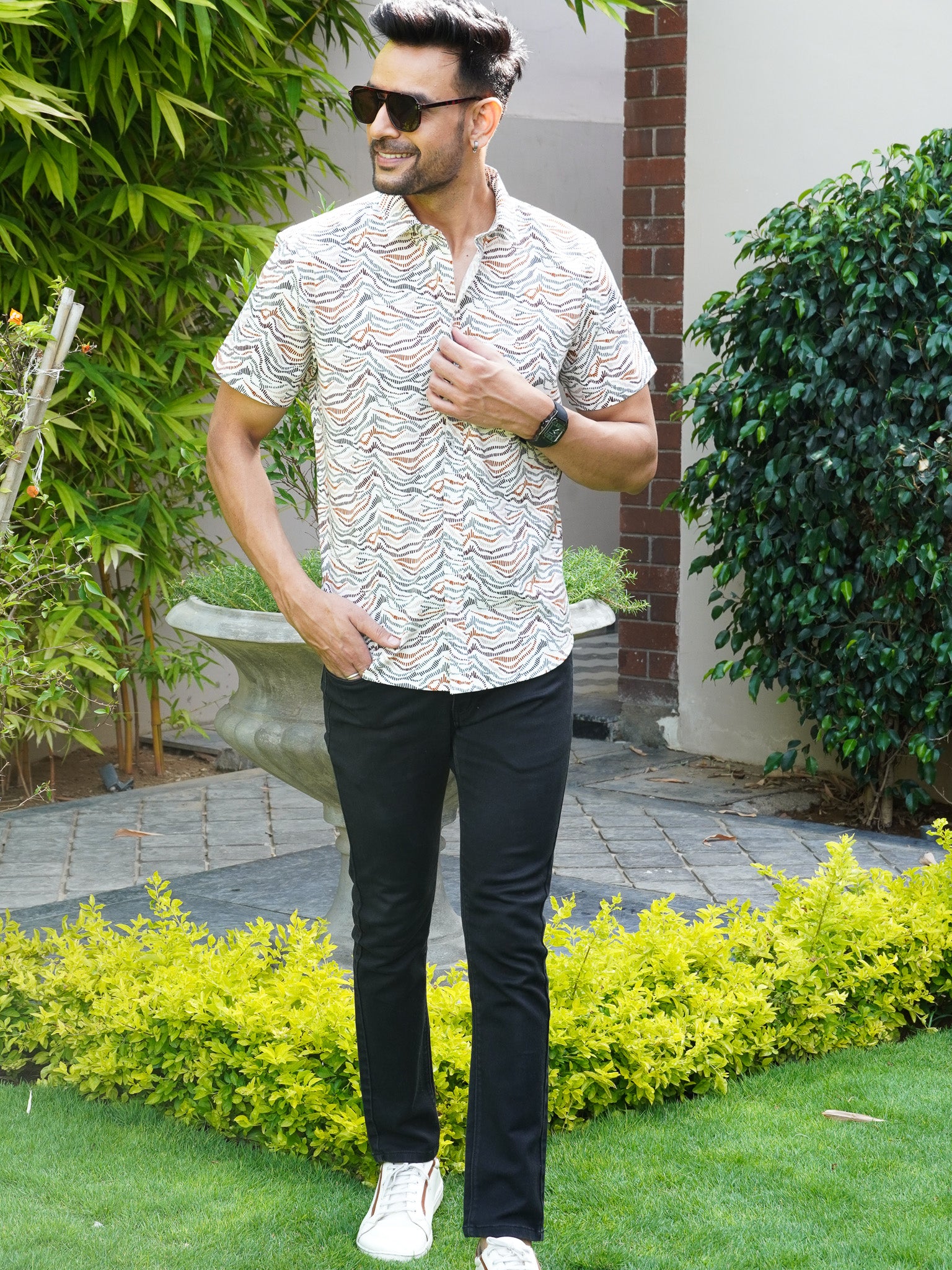 Regular collar detail on men’s multicolour textured wave shirt