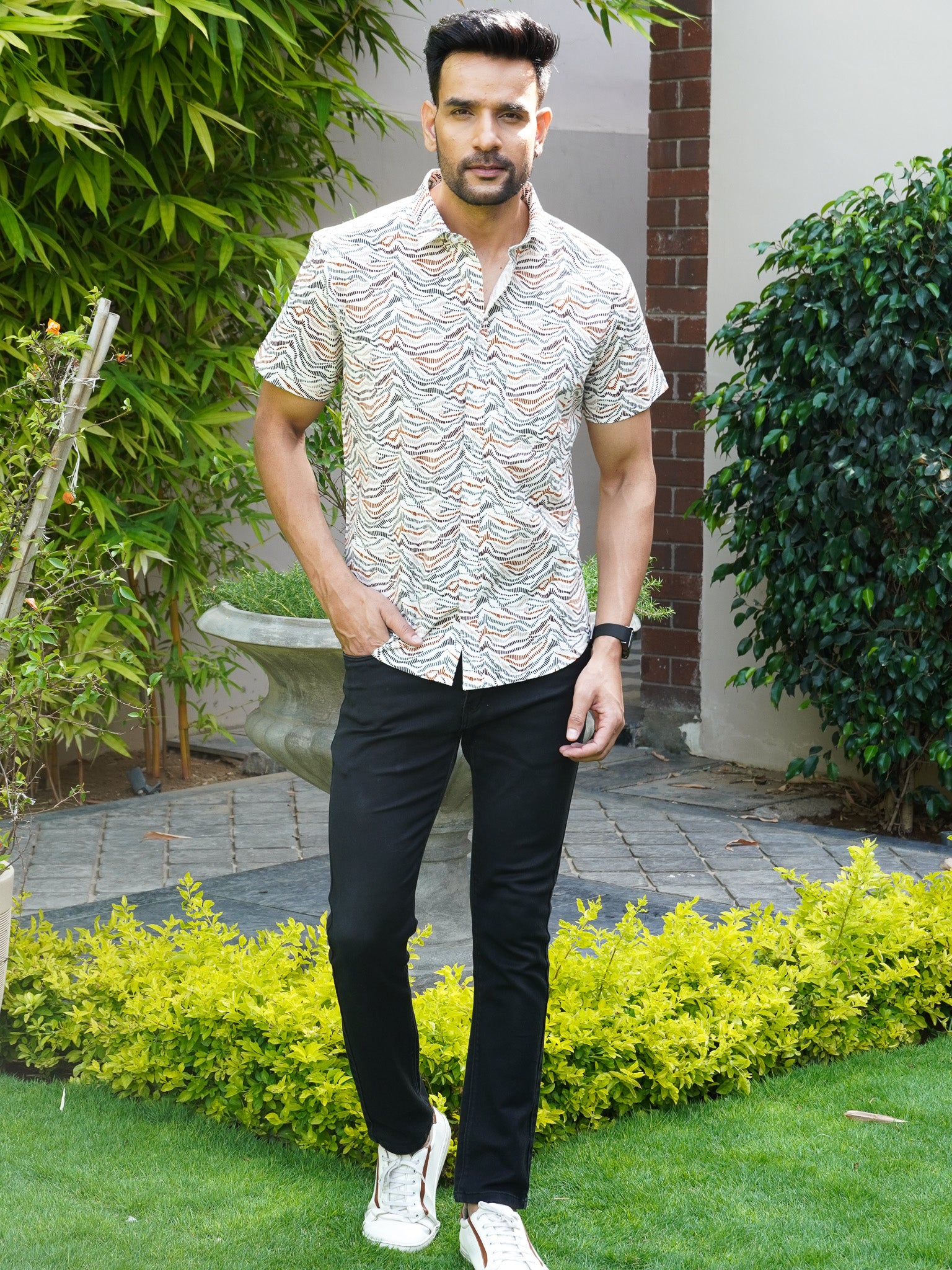 Model wearing men’s multicolour textured wave print half sleeve shirt