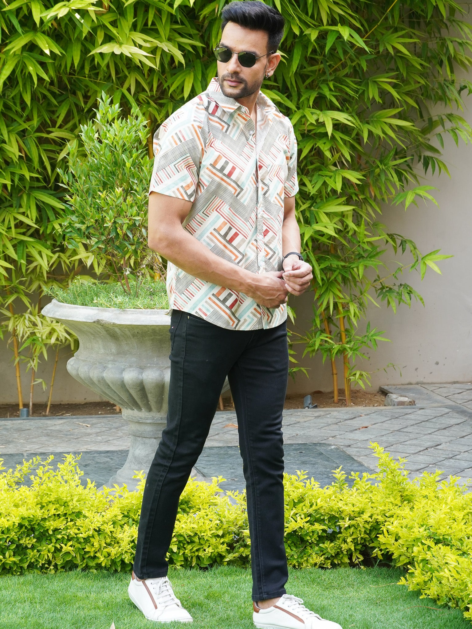 Regular collar detail on men’s multicolour abstract striped shirt