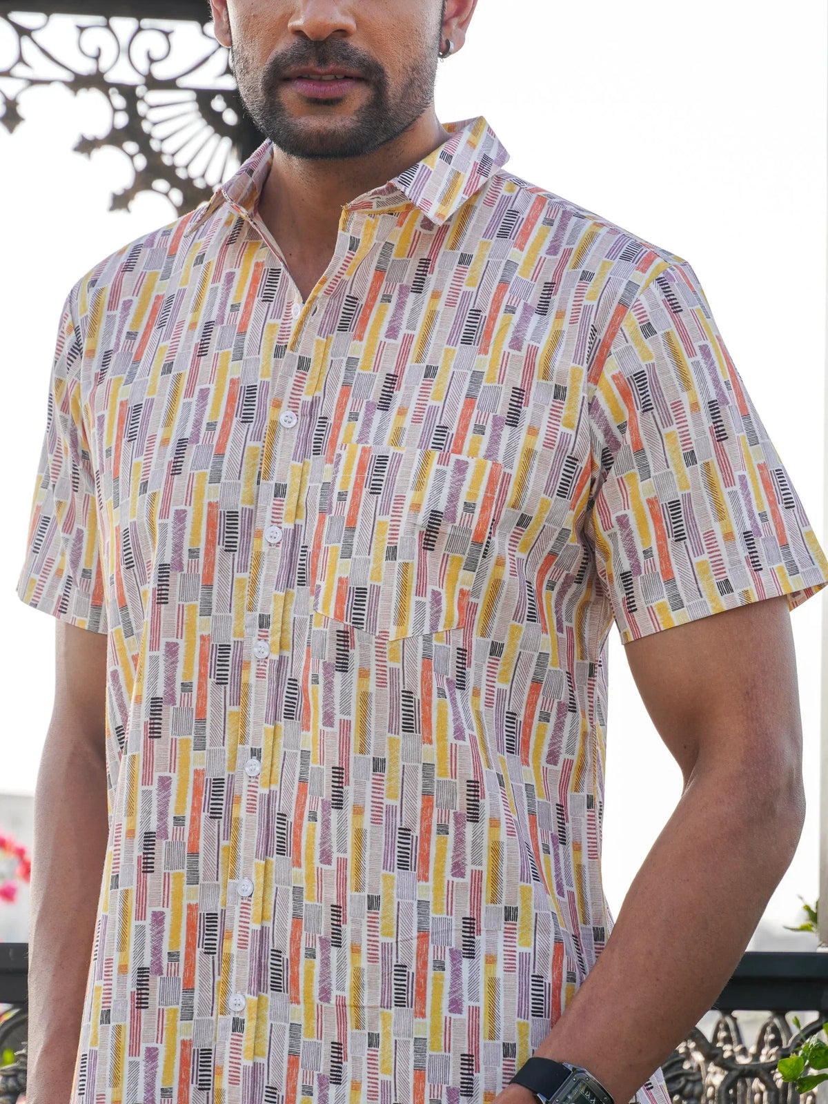 Classic regular collar with multicolor abstract print