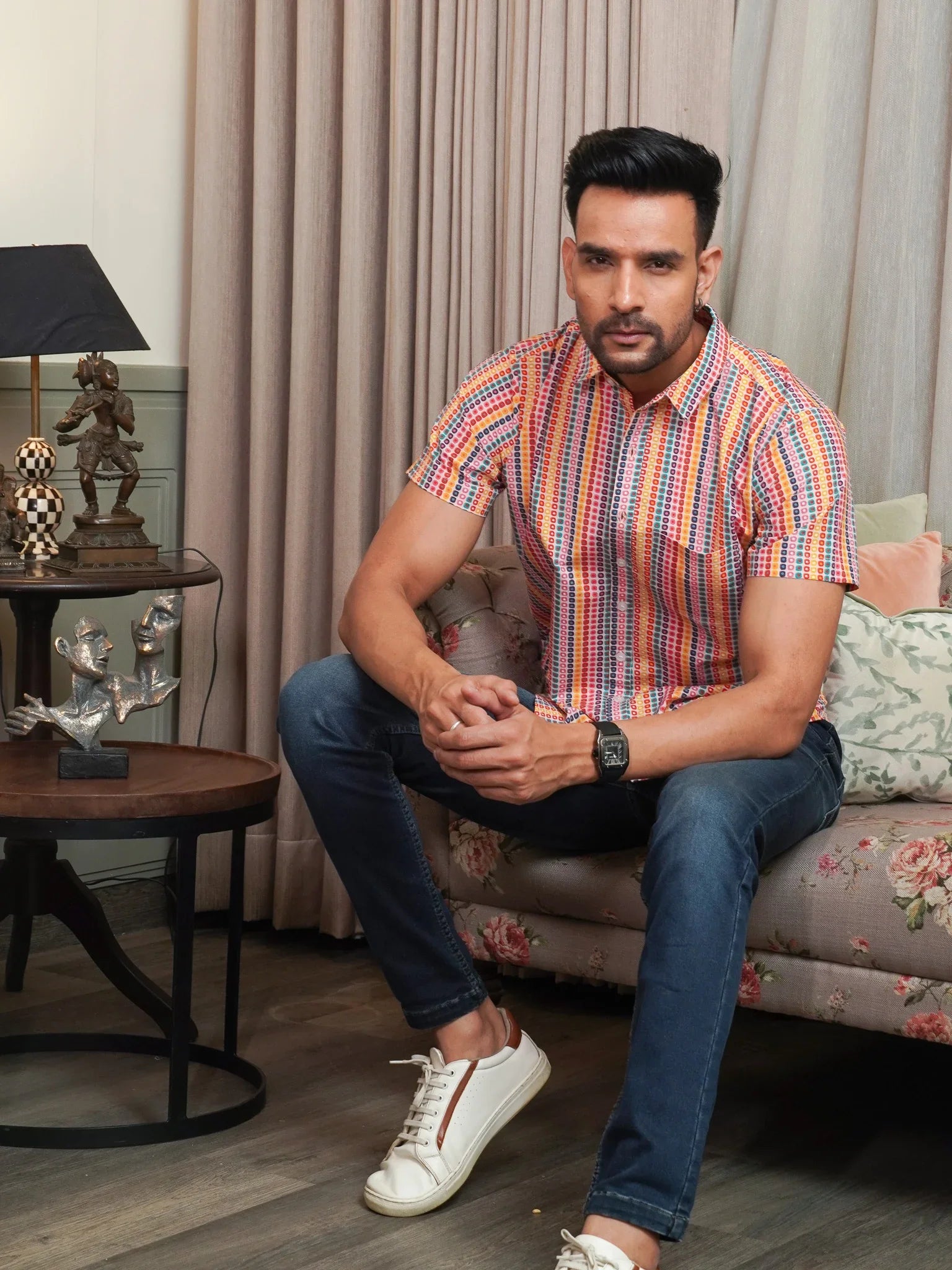 Regular collar detail on men’s pink dotted stripe printed shirt