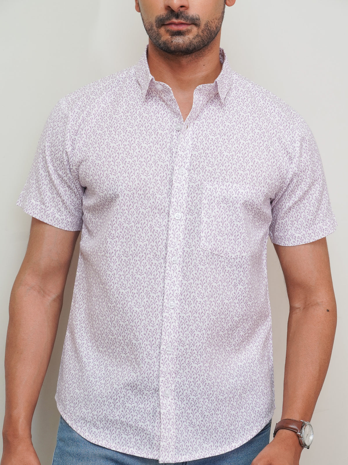 Regular pointed collar with subtle purple floral print