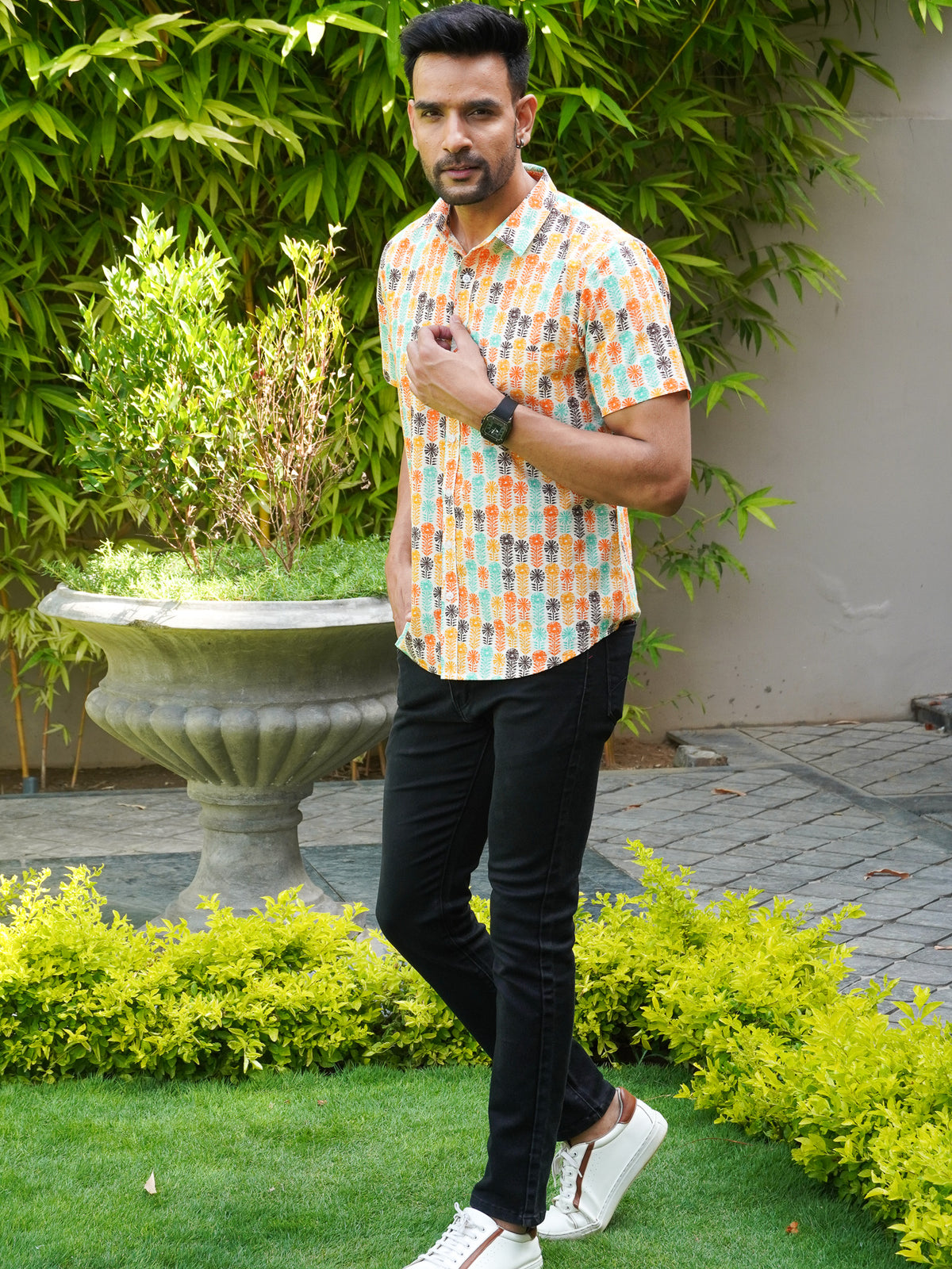 Regular collar with multicolor retro print