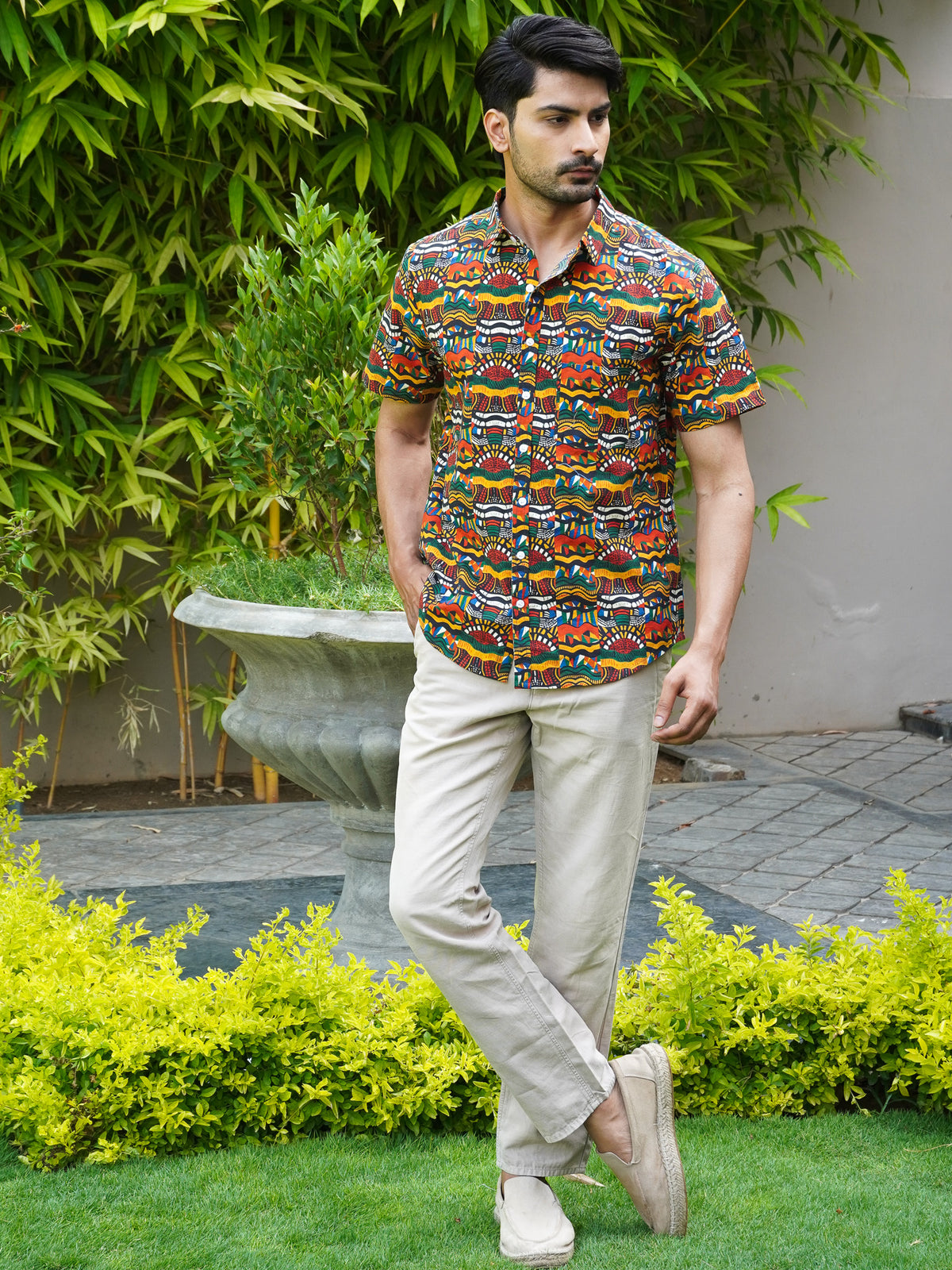 Regular collar with multicolor abstract print