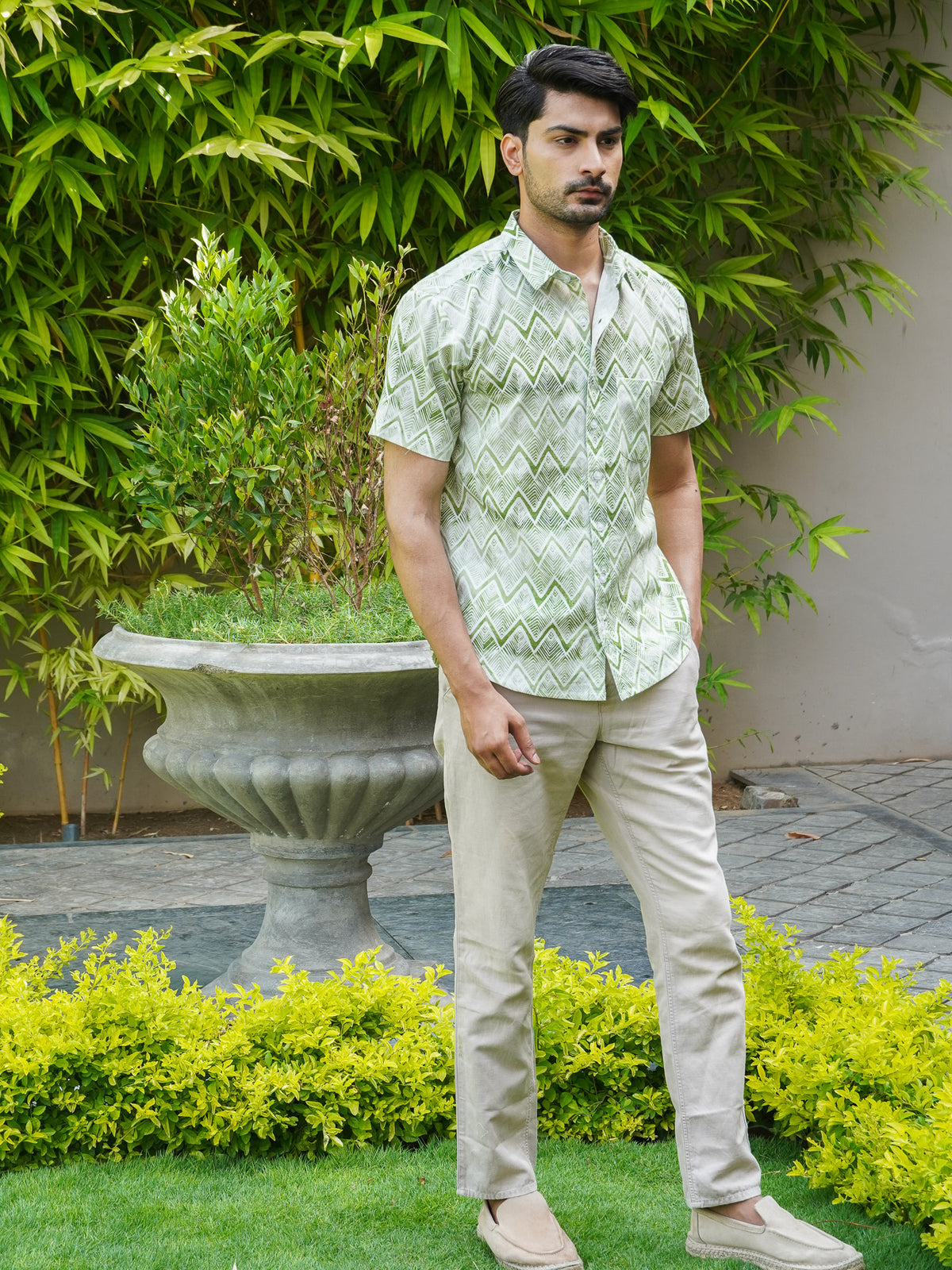 Regular collar with green zigzag print