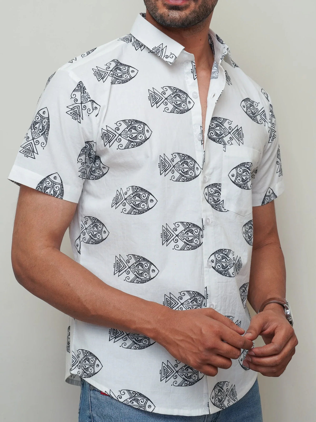 Regular pointed collar with black fish print
