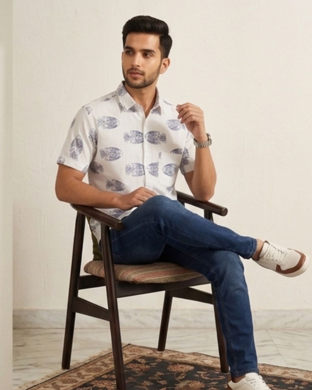 Regular pointed collar with blue fish print
