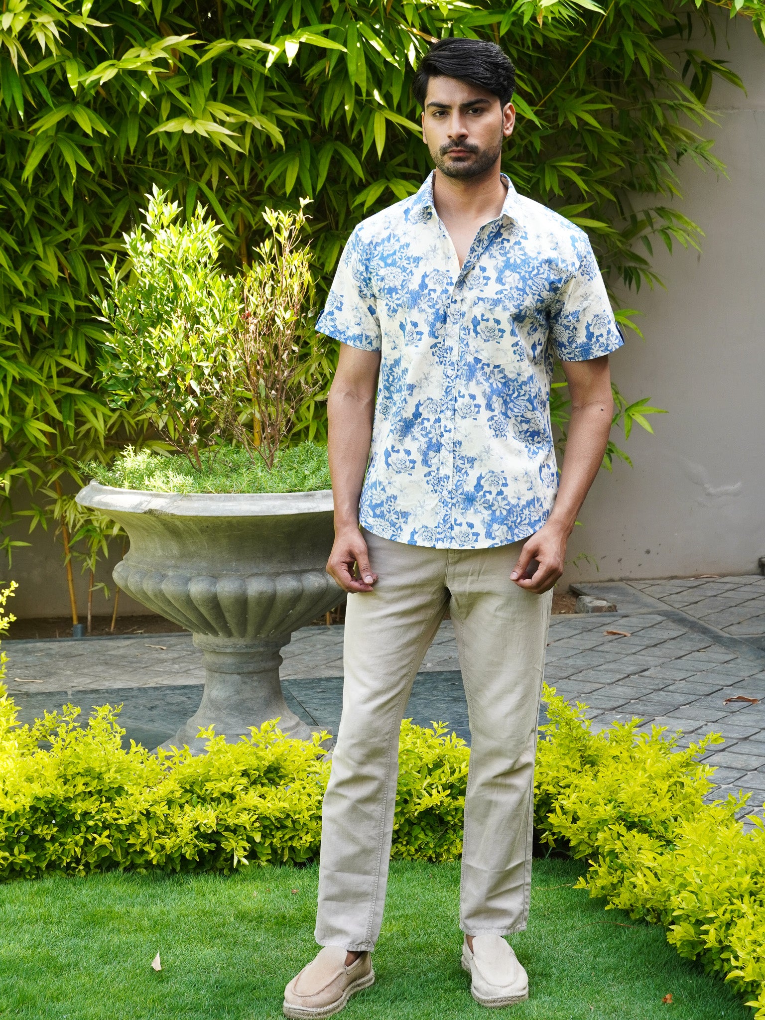 Regular collar detail on men’s white and blue botanical shirt