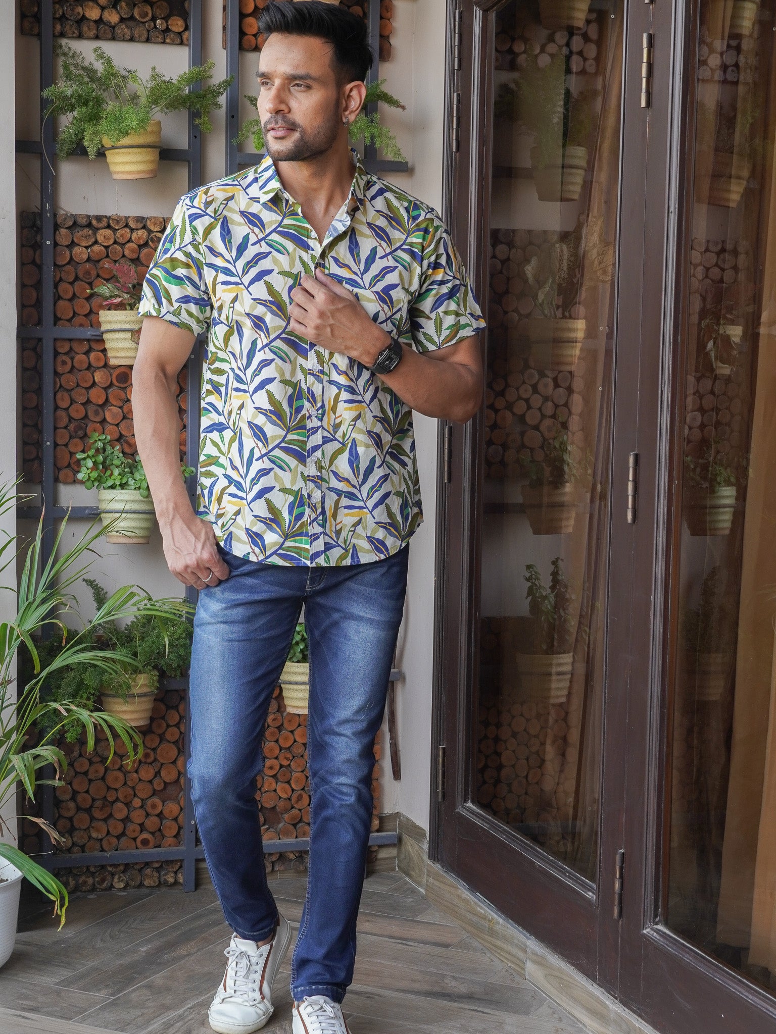 Regular collar detail on men’s white tropical leaf printed shirt